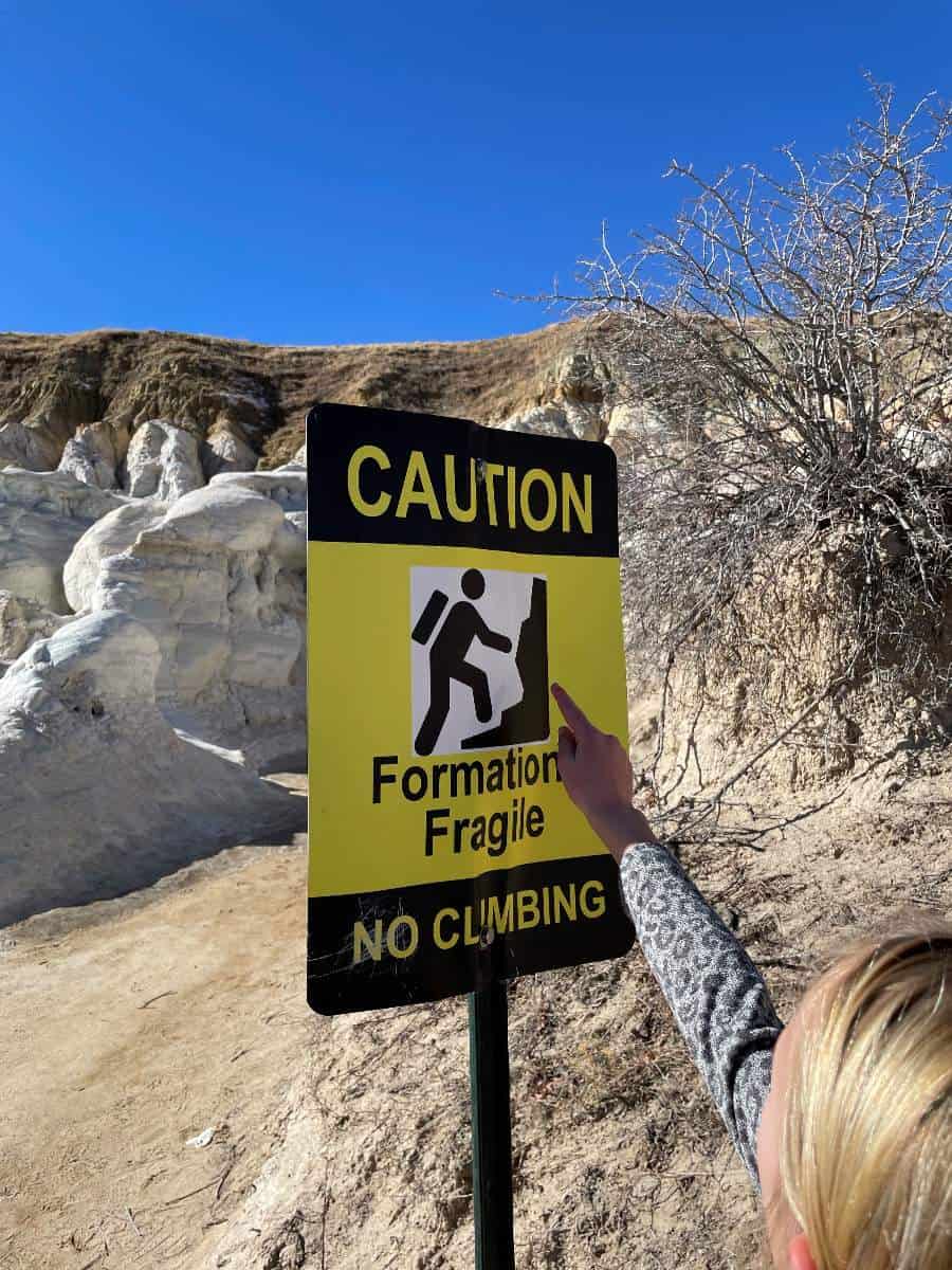 Caution sign says no climbing