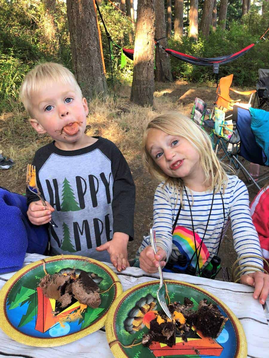 Kids eating birthday cake at Happy Camper birthday party