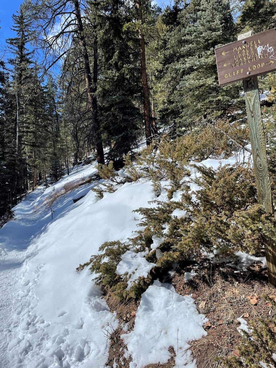 trail sign pointing towards Maxwell Falls